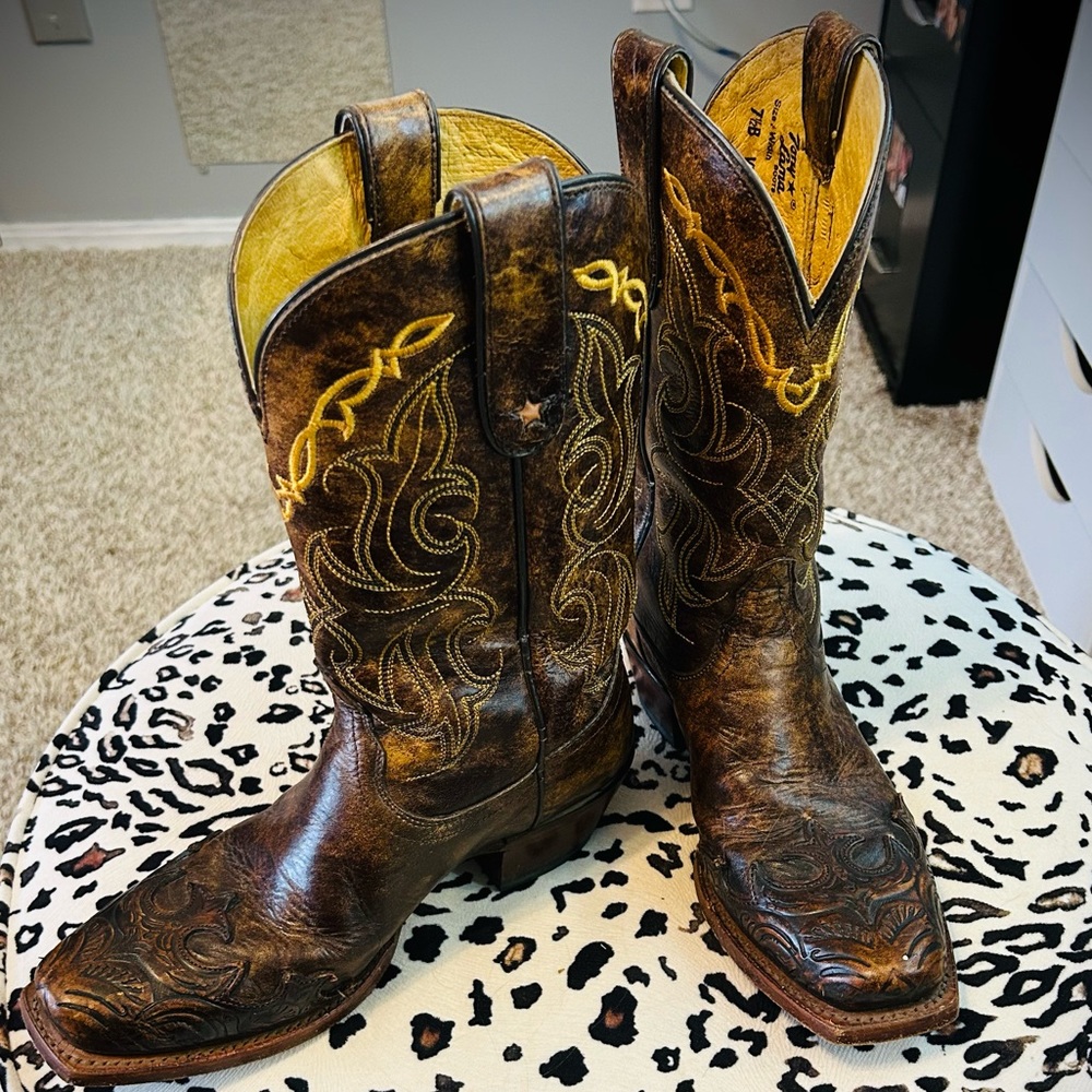 Tony Lama Square Toed Boots w/ Beautiful Design size 7.5